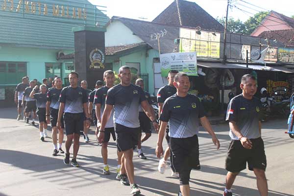Jaga kesehatan tubuh, anggota Kodim 0833 olahraga bersama. (ist) - Jaga Kesehatan Tubuh, Anggota Kodim 0833 Olahraga Bersama
