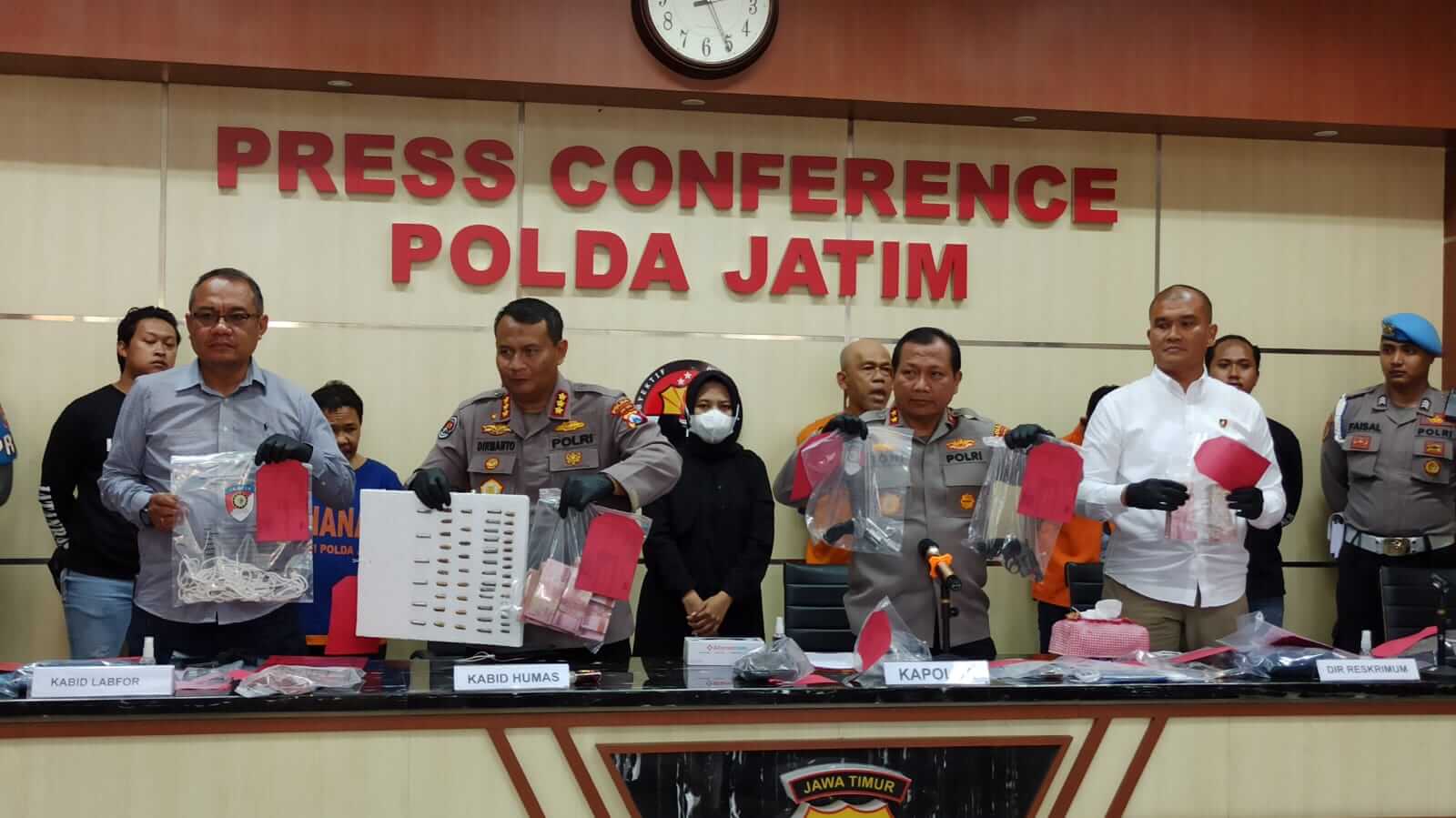 kapolda jatim irjen pol toni harmanto tengah didampingi dirreskrimum kalabfor dan kabid humas polda jatim saat konfrensi pers di gedung humas polda jatim