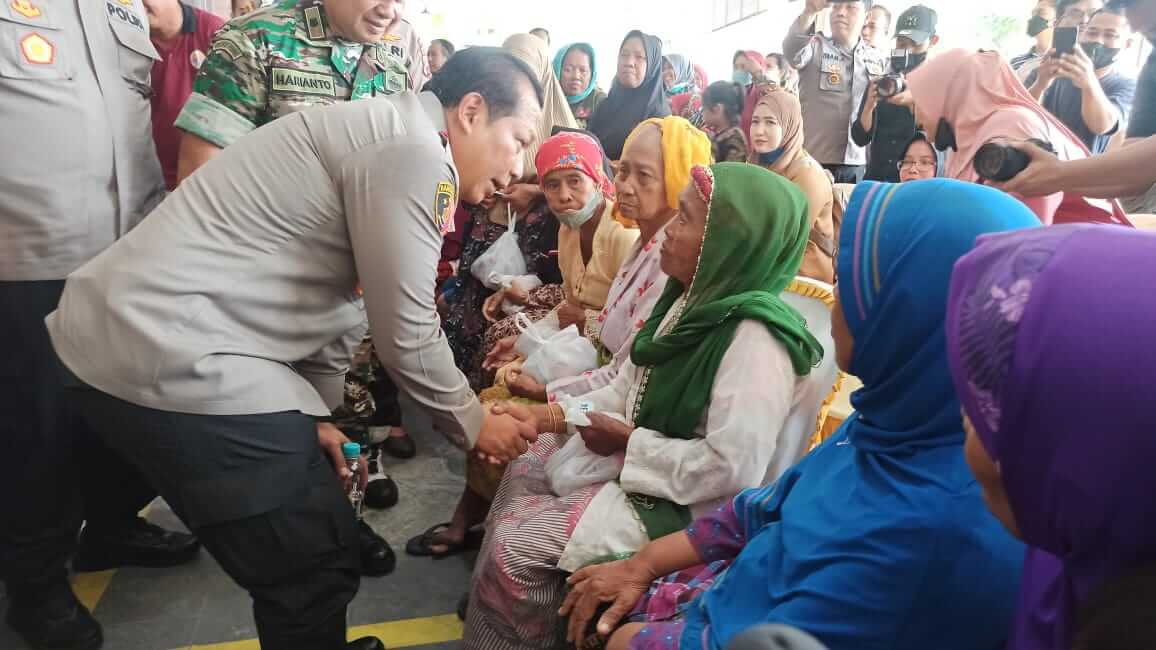 kapolda jatim sambang warga pesisir dan berikan bakti kesehatan