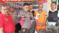 kapolsek dukuh pakis surabaya kompol irfan saat menunjukkan barang bukti pisau yang dibawa tersangka