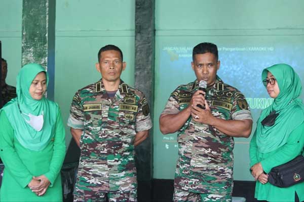 Kapten Kav Aan Jauhari dan Kapten Arh Imran (kanan), memberikan kesan pesan. (ist) - Kodim 0833 Gelar Tradisi Pelepasan Personel