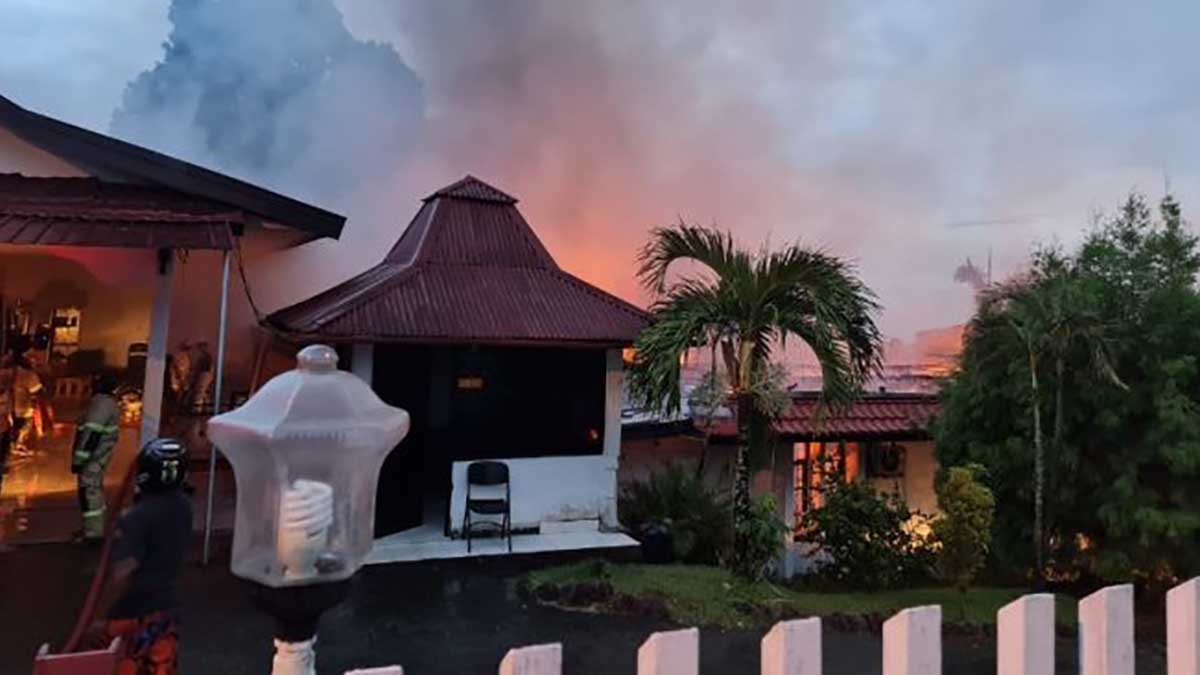 Kebakaran rumdin Kapolda Papua. (ist) - Kebakaran Rumdin Kapolda Papua Capai 60 Persen, Tak Ada Berkas Penting Terbakar