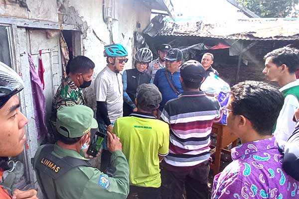 Kedatangan Sutiaji di rumah warga yang tak layak huni. (ws7) - Kunjungi Warga Sakit dan ODGJ, Wali Kota Malang Janjikan Pelayanan Terbaik