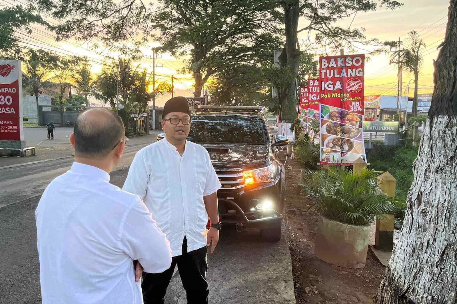 kepala dpuprbm saat bersama pj wali kota meninjau jalan di batu
