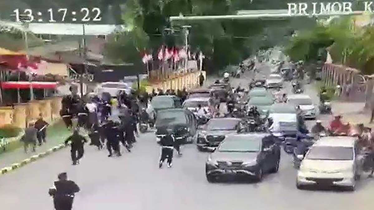 Kericuhan massa pendukung Lukas Enembe di depan Mako Brimob Papua. (ist) - KPK Akhirnya Tangkap Lukas Enembe, Langsung Bawa ke Jakarta