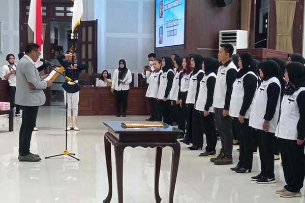 Ketua KORMI Kota Malang, Sofyan Edi Jarwoko, melantik para pengurus FOKBI. (ws7) - Kukuhkan Pengurus FOKBI, Target Prestasi FORDA 2023