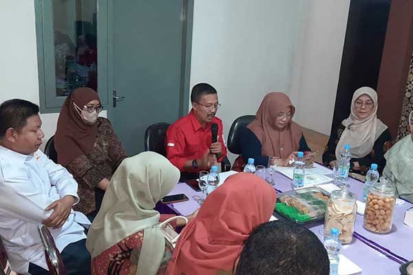 Ketua PMI Batu Punjul Santoso saat memaparkan Program kegiatan PMI Kota Batu. (dik) - Komisi E DPRD Jatim Sambangi PMI Batu, Ada Apa?