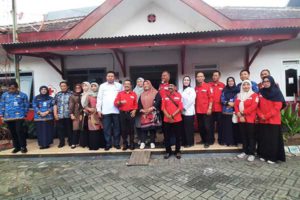 Ketua PMI Batu bersama rombongan Komisi E DPRD Jatim. (dik) - Komisi E DPRD Jatim Sambangi PMI Batu, Ada Apa?