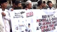 Komunitas Muslim Malang Bergerak menggelar aksi damai protes Penistaan Alquran di depan Gedung DPRD Kota Malang. (ws7) - Muslim Malang Bergerak Aksi Protes Penistaan Alquran di Swedia