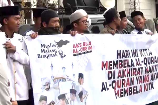 Komunitas Muslim Malang Bergerak menggelar aksi damai protes Penistaan Alquran di depan Gedung DPRD Kota Malang. (ws7) - Muslim Malang Bergerak Aksi Protes Penistaan Alquran di Swedia