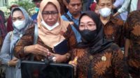 kuasa hukum warga kavling balonggabus aminah sh rekan menyampaikan keterangan usai sidang di pn sidoarjo