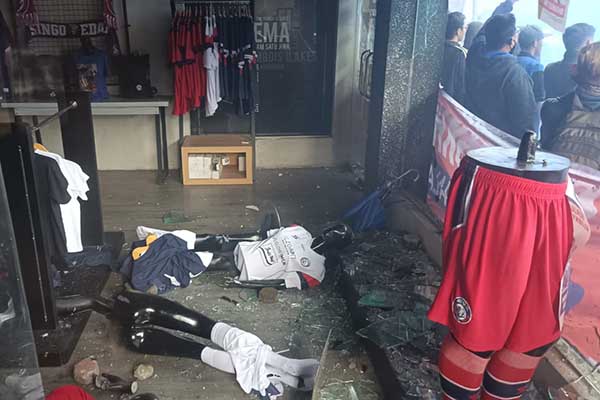 Manekin dan kaca pecah akibat lemparan batu. (ws7) - Unjuk Rasa Arek Malang Ricuh, Kantor Arema FC Rusak Parah
