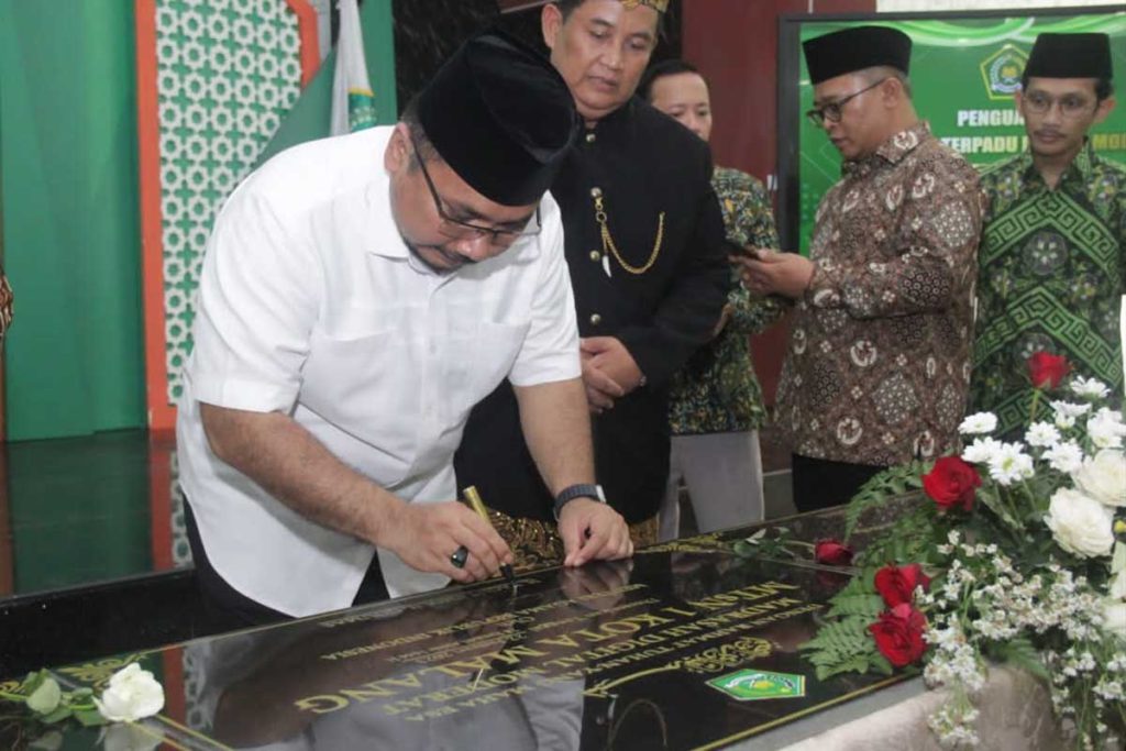 Menag Yaqut Cholil Qoumas menandatangani prasasti Madrasah Digital Moderat Kota Malang. (rhd) - Menag Yaqut Cholil Qoumas Resmikan Madrasah Digital Moderat Kota Malang