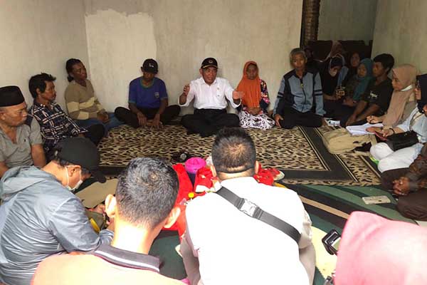 Menko PMK, Muhadjir Effendy saat melakukan kunjungan. (wul) - Menko PMK Sidak dan Beri Bantuan untuk Kemiskinan Ekstrem, Stunting dan Ibu Hamil KEK