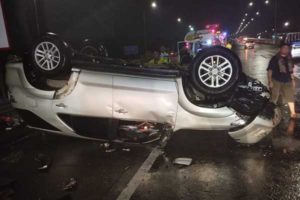 TERGULING: Mobil yang ditumpangi lima Kades asal Pamekasan mengalami kecelakaan di Tol Waru Sidoarjo. (luq) - Usai Demo di DPR RI, Lima Kades dari Pamekasan Alami Laka Mobil di Tol Waru Sidoarjo