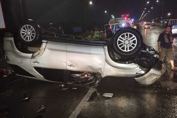 TERGULING: Mobil yang ditumpangi lima Kades asal Pamekasan mengalami kecelakaan di Tol Waru Sidoarjo. (luq) - Usai Demo di DPR RI, Lima Kades dari Pamekasan Alami Laka Mobil di Tol Waru Sidoarjo