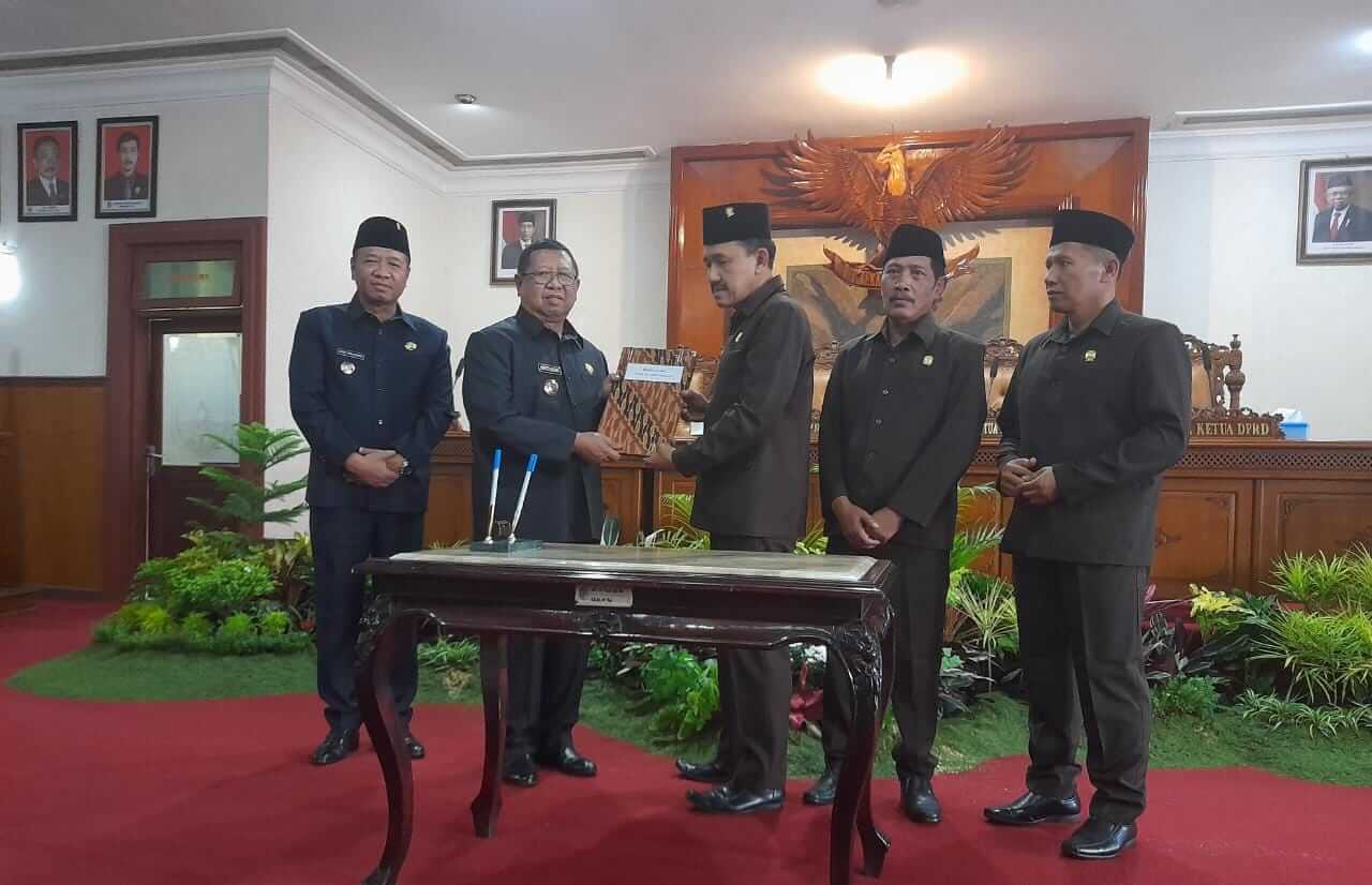 pimpinan dprd kabupaten tulungagung bersama bupati tulungagung maryoto birowo dan wabup tulungagung