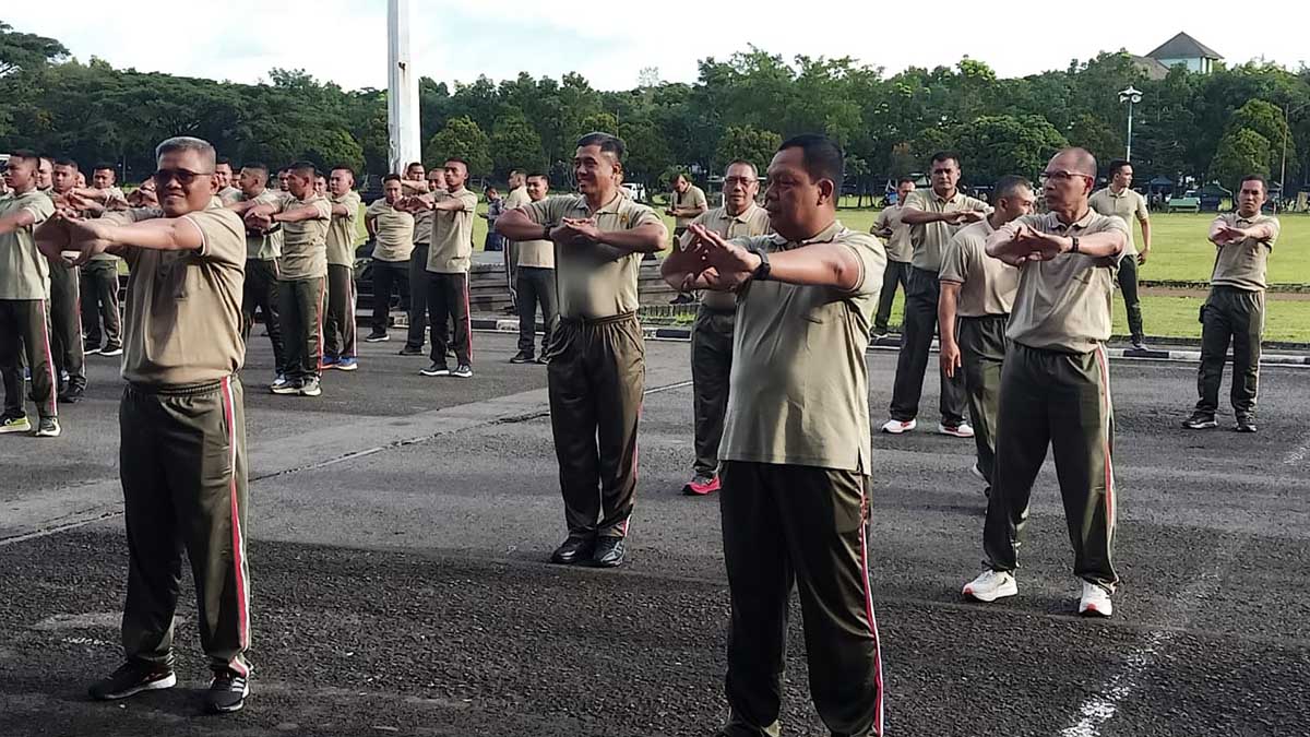 Pangdam V/Brawijaya Olahraga bersama prajurit lainnya di Lapangan Rampal. (ws7) - Pangdam V/Brawijaya Puji Prajurit Malang Miliki Moril dan Semangat Tinggi
