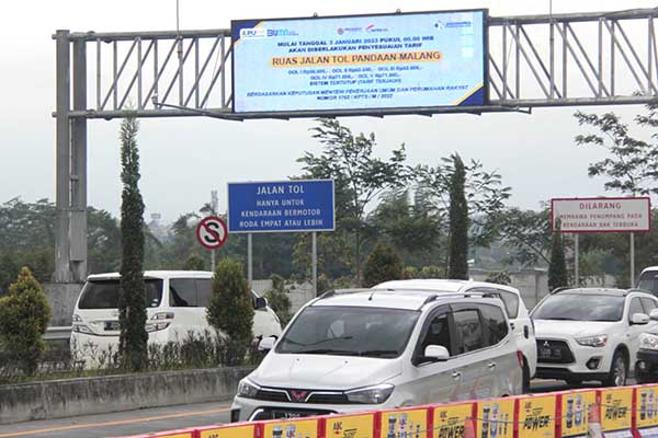 Papan informasi tentang kenaikan tarif Tol Pandaan-Malang. (ws7) - Per 3 Januari 2023, Tarif Tol Pandaan-Malang Naik