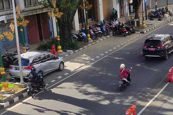 Parkir sepeda motor di atas trotoar, sementara parkir mobil di area motor. (rhd) - Trotoar Jadi Korban, Kayutangan Heritage Butuh Segera Kantong Parkir Luas