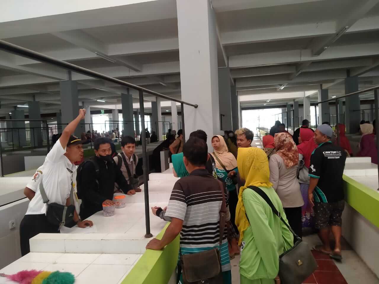 pedagang mengikuti pengundian stan untuk penempatan di pasar wisata bojonegoro