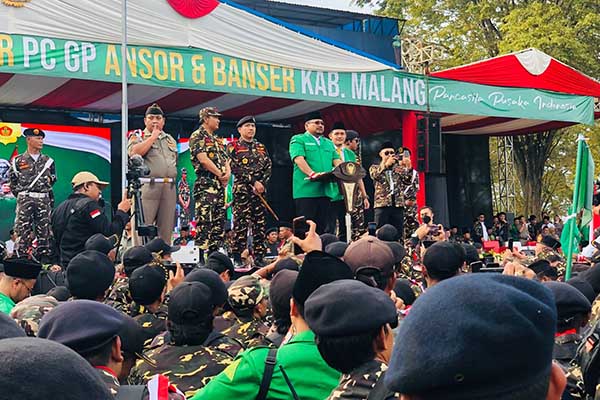 Pejabat yang hadir dalam kegiatan apel. (wul) - Puncak Satu Abad NU, 10 Ribu Kader GP Ansor dan Banser Kab Malang Ikuti Apel Merah Putih