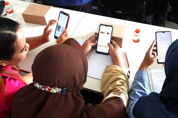 Pelaku UMKM sedang menggunakan aplikasi Malpro. (ist) - Aplikasi 'Malpro' Dorong Perkembangan UMKM Kota Malang
