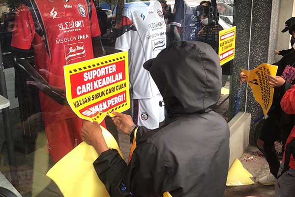 Pemasangan stiker penyegelan di Kandang Singa (kantor Arema FC). (ist) - Kecewa Sikap Arema Fc, Aremania Boikot dan Segel Kandang Singa