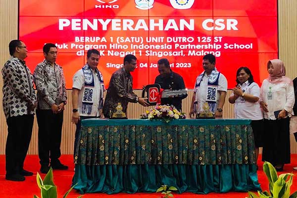 Pemberian secara simbolis kunci Durto 125 ST. (wul) - Hino Berikan Durto 125 ST ke SMKN 1 Singosari, Persiapkan Tenaga Kerja Kompeten