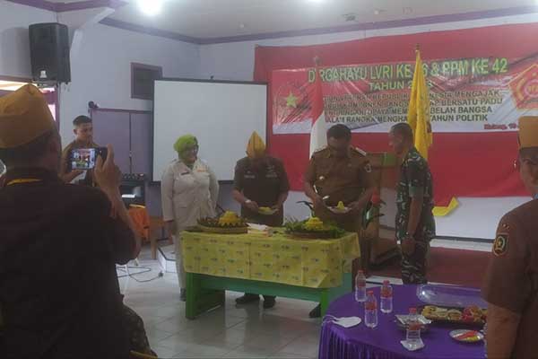 Pemotongan tumpeng HUT ke-66 LVRI. (ist) -