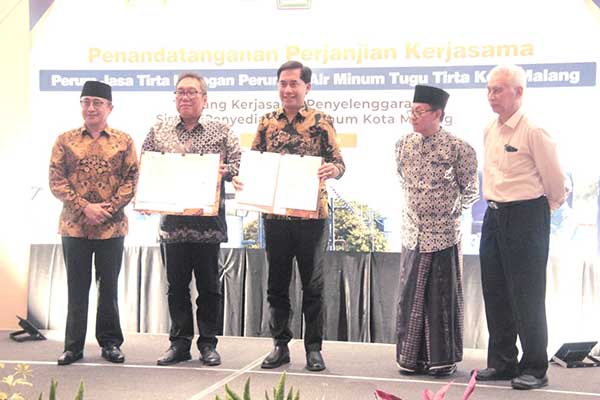 Penandatangan Perjanjian Kerjasama antara Perum Jasa Tirta I dan Perumda Tugu Tirta Kota Malang. (ws7) - Sinergi PJT I-Tugu Tirta, Kota Malang Bakal Miliki Air Minum Baku Mandiri