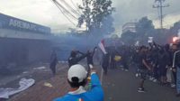 Pengunjuk rasa meluapkan kekecewaannya di depan Kantor Arema FC. (ws7) - Unjuk Rasa Arek Malang Ricuh, Kantor Arema FC Rusak Parah