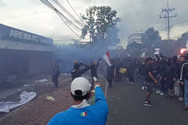 Pengunjuk rasa meluapkan kekecewaannya di depan Kantor Arema FC. (ws7) - Unjuk Rasa Arek Malang Ricuh, Kantor Arema FC Rusak Parah