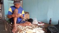 Pengrajin miniatur pesawat mainan, Imam. (ws7) - Curhatan Pengrajin Miniatur Pesawat, Kembali Nol Pasca Pandemi