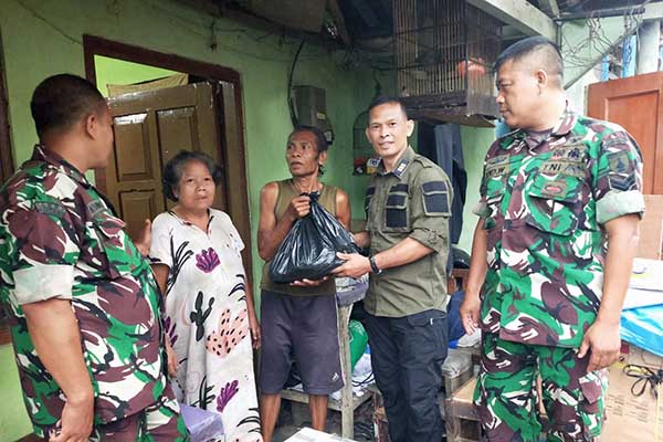 Penrem 083 bersama Pendim 0833 kolaborasi bakti sosial membagikan sembako kepada warga. (ist) - Hari Jadi ke-72 Dispenad, Penrem 083 dan Pendim 0833 Salurkan Bantuan Sembako