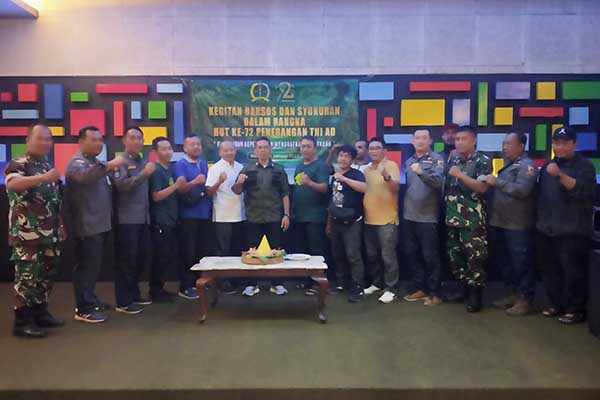 Penrem 083 bersama Pendim 0833 menjalin keakraban Ngopi Bareng Media se-Malang Raya. (ist) - Hari Jadi ke-72 Dispenad, Penrem 083 dan Pendim 0833 Salurkan Bantuan Sembako