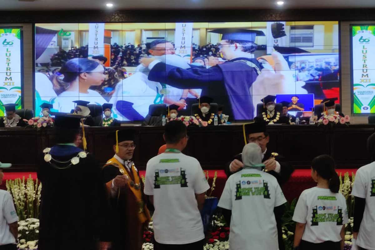 Penyerahan medali kepada peserta napak tilas. (rhd) - Dedikasi Lustrum XII, UB Terapkan Green Campus dan Green Entrepreneur