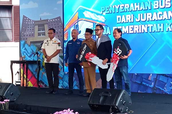 Penyerahan secara simbolis, dua armada bus Macito dari Yayasan Juragan 99 kepada Pemkot Malang. (ws7) - Disumbang Dua, Pemkot Malang Bakal Maksimalkan Lima Macito Manjakan Wisatawan