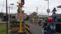 perlintasan kereta api dan palang pintu baru swadaya masyarakat.11
