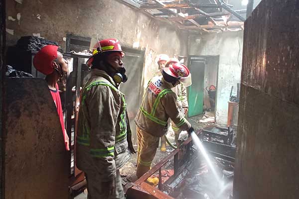 Petugas damkar melakukan pembasahan di ruang tengah. (ws7) - Api Hanguskan Ruang Tengah dan Surat-Surat Berharga Milik Warga Wagir
