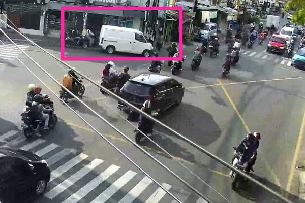 Posisi deretan tiang yang menyulitkan manuver kendaraan dari arah selatan menuju barat. (ws7) - Wali Kota Soroti Deretan Tiang di Persimpangan Jalan Gajayana, Diduga Penyebab Macet