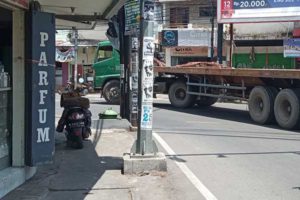 Posisi tiang telepon yang berdampingan dengan tiang listrik dan rambu lalu lintas, di persimpangan Jalan Gajayana. (ws7) - Wali Kota Soroti Deretan Tiang di Persimpangan Jalan Gajayana, Diduga Penyebab Macet