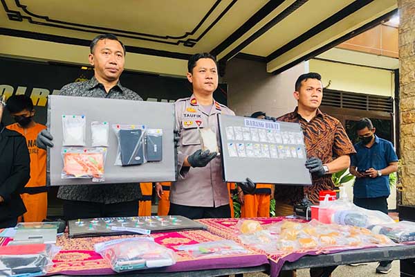 Pres rilis Narkoba di Polres Malang. (wul) - Kurang dari Sebulan, Polres Malang Berhasil Ringkus 17 Tersangka Narkoba