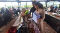 proses kurasi produk non mamin di pusat oleh oleh buah tangan kota batu