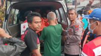 Proses evakuasi korban tertabrak kereta api. (ist) - Pulang dari Pasar, Pasutri di Pakisaji Meninggal Dunia Tertabrak Kereta Api