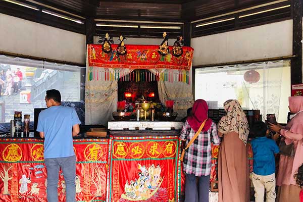 Proses mengopyok stik Ciam Si. (wul) - Ciam Si, Tradisi Kuno Tiongkok Ramal Nasib di Pesarean Gunung Kawi