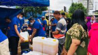 Proses pendistribusian minyak goreng murah. (wul) - Disperindagsar Gandeng 16 Distributor - Gelar Pasar Murah Migor