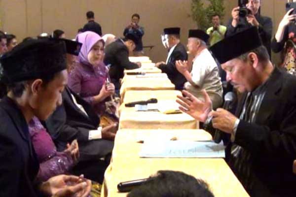 Prosesi akad nikah di Hotel Grand Mercure bersama ustaz Annas Fauzi. (ws7) - Nikah Massal Bareng Pemkot Malang-MTC, Dapat Tiket Bulan Madu