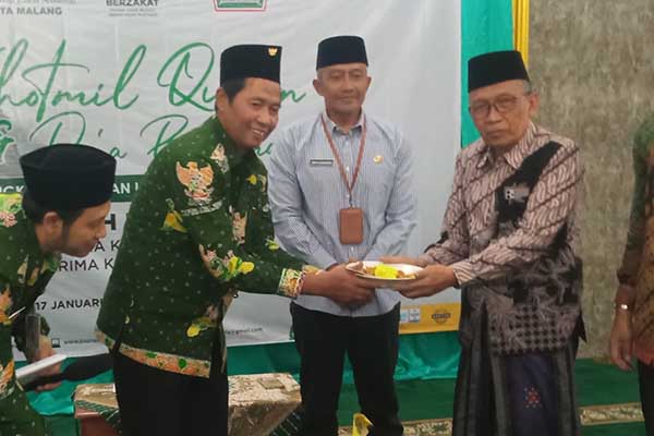 Prosesi potong tumpeng sebagai perayaan HUT ke-22 Baznas. (ws7) - Awal Tahun 2023, Baznas Kota Malang Salurkan Bantuan Rp142,5 Juta