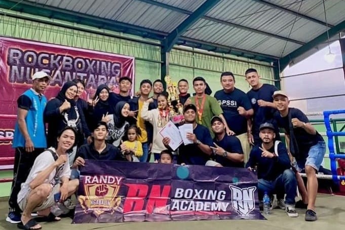 rn boxing academy menunjukkan piala yang pernah diraih